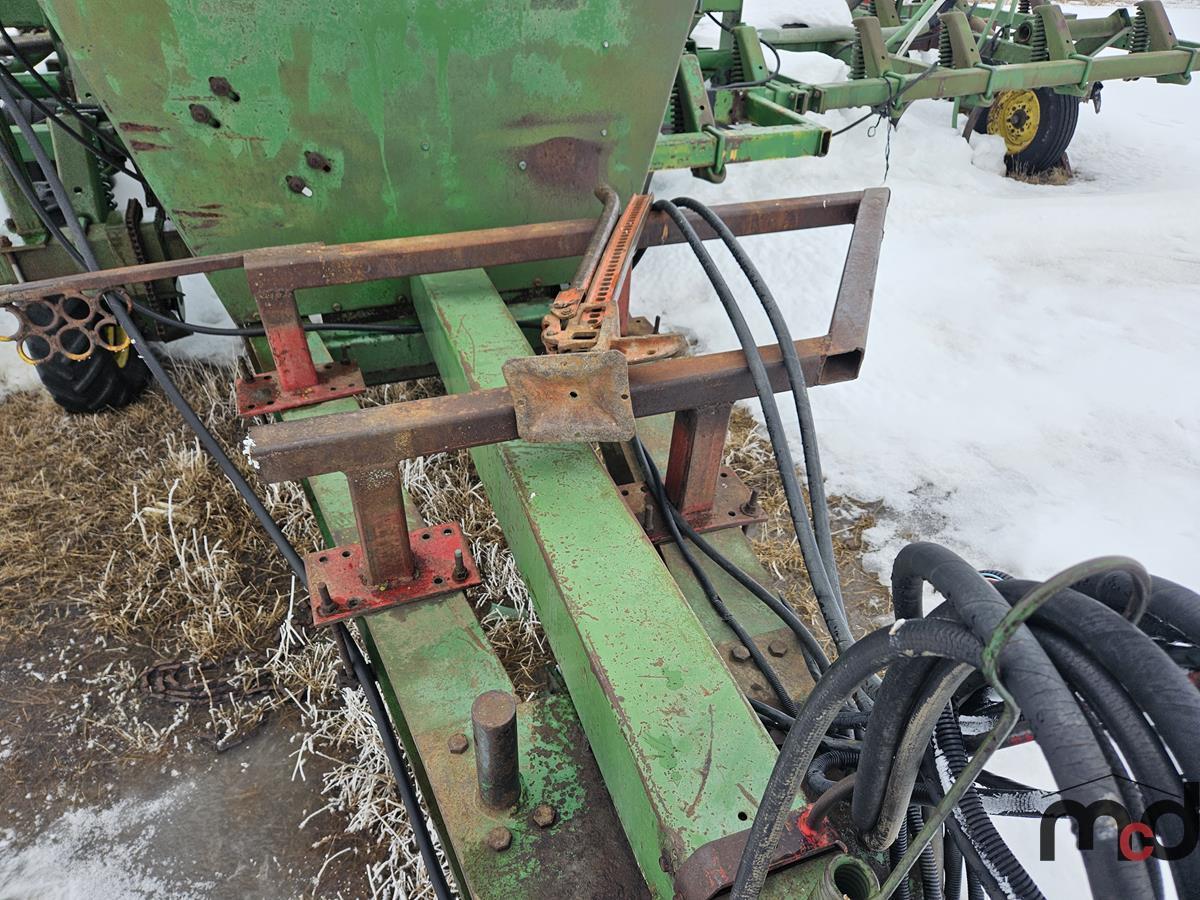 John Deere 655 Air Seeder w/ John Deere 777 Cart